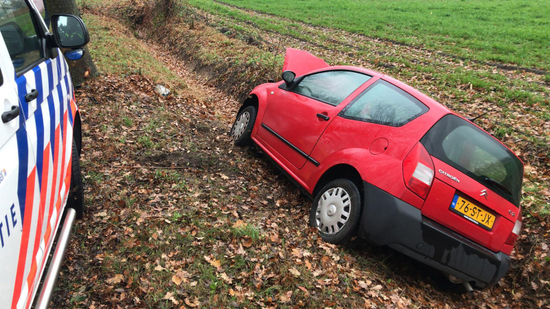Twee gewonden na botsing met boom