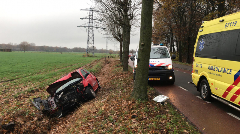 Twee gewonden na botsing met boom