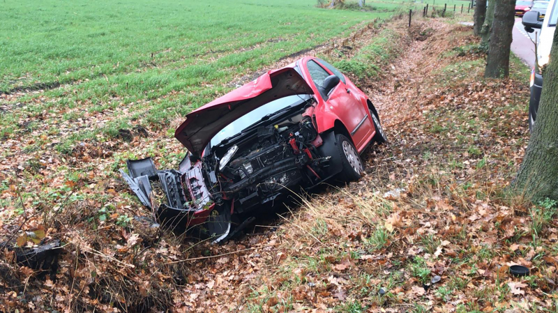 Twee gewonden na botsing met boom