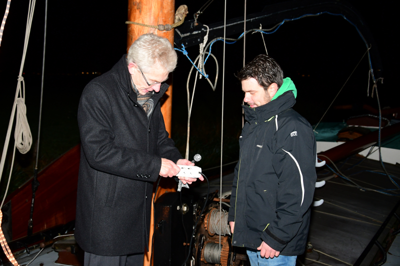 Wethouder ontsteekt verlichting SkÃ»tsje Eemlander