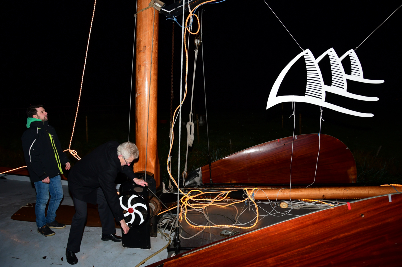 Wethouder ontsteekt verlichting SkÃ»tsje Eemlander