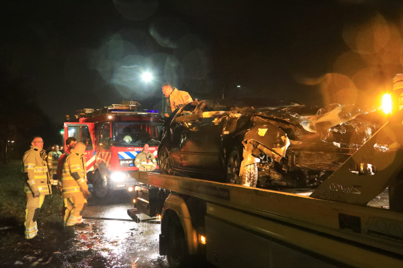 Voertuigbrand laait opnieuw op