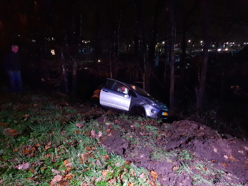Auto beland naast de snelweg, Ã©Ã©n gewonde