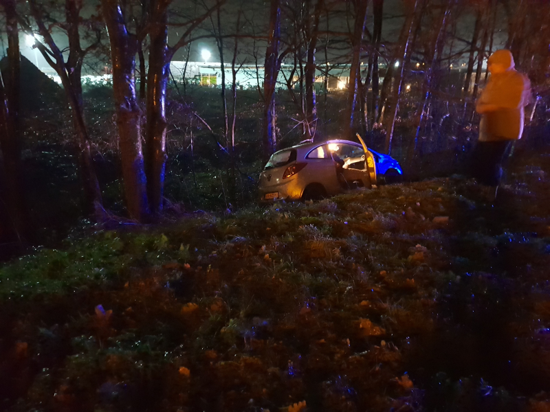 Auto beland naast de snelweg, Ã©Ã©n gewonde