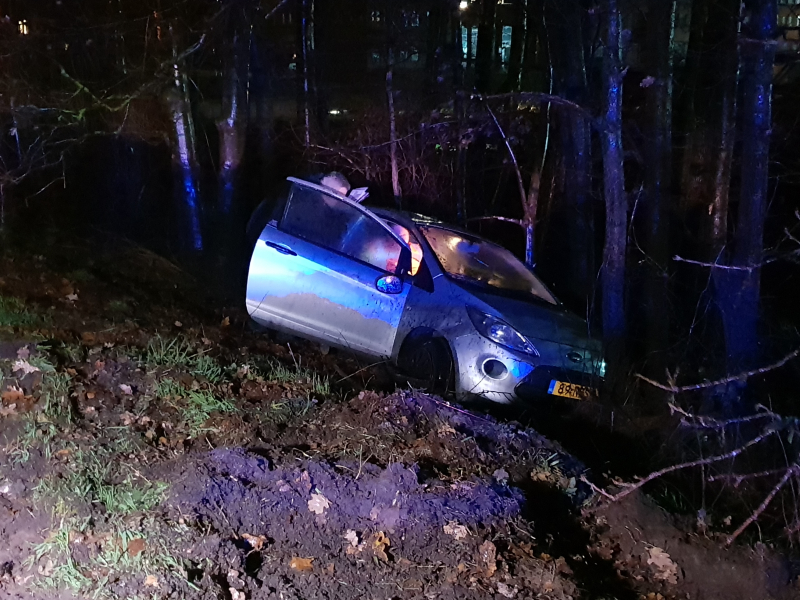 Auto beland naast de snelweg, Ã©Ã©n gewonde