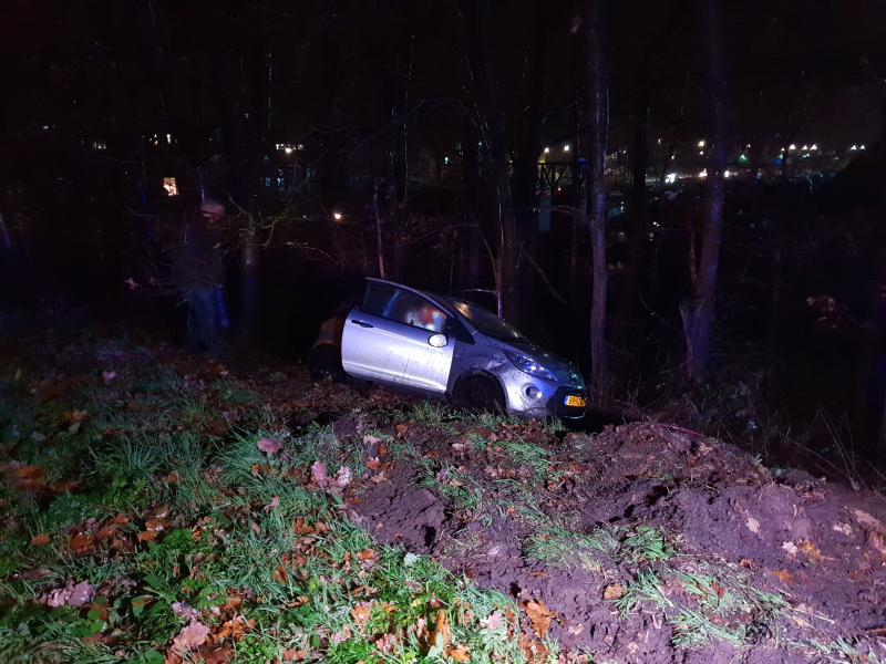 Auto beland naast de snelweg, Ã©Ã©n gewonde