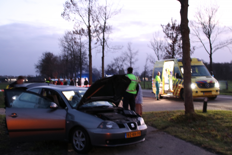 Bestuurster botst op boom en raakt gewond