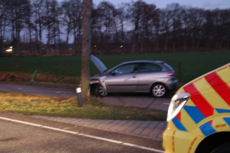 Bestuurster botst op boom en raakt gewond