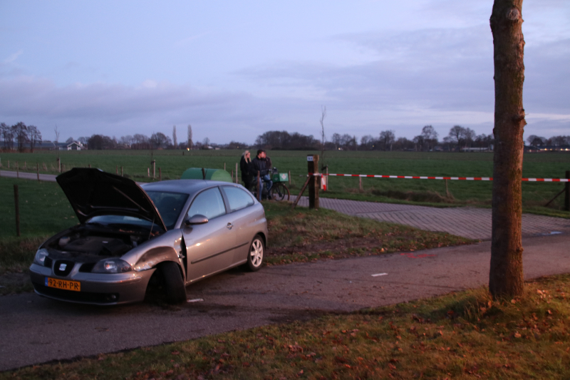Bestuurster botst op boom en raakt gewond