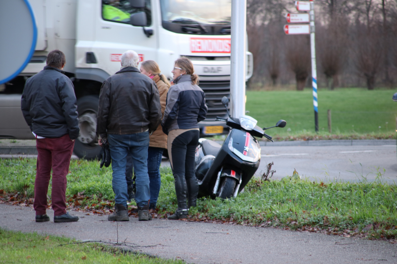 Brommer aangereden op rotonde