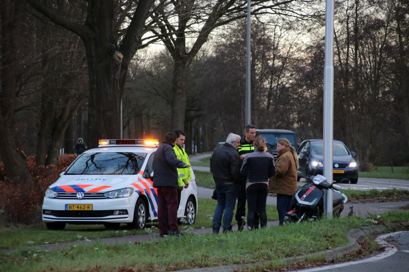 Brommer aangereden op rotonde