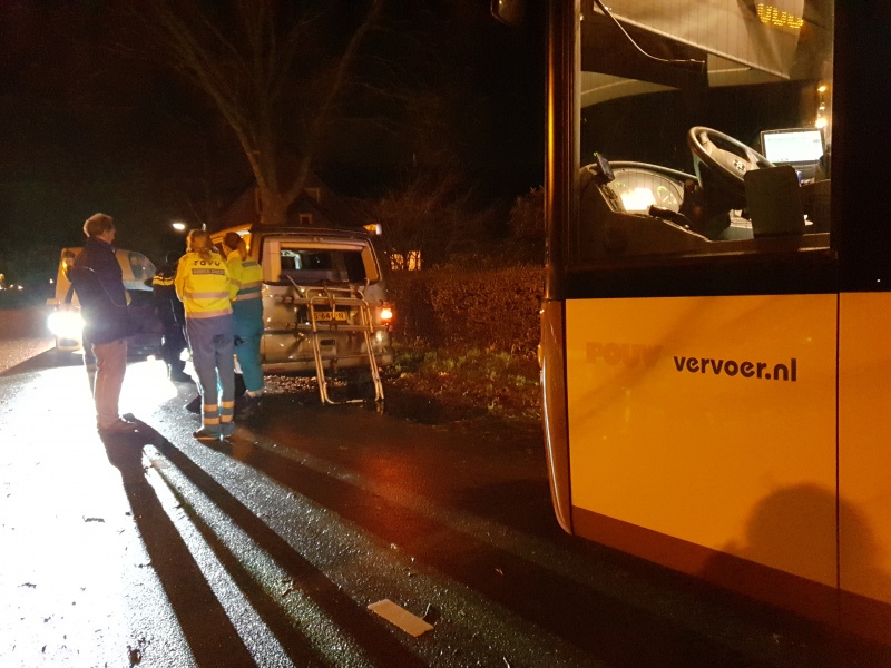 Aanrijding tussen personenbus en stadsbus
