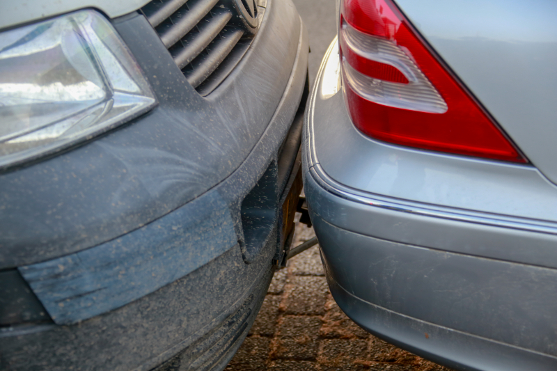 Voertuigen aan elkaar vast na ongeval