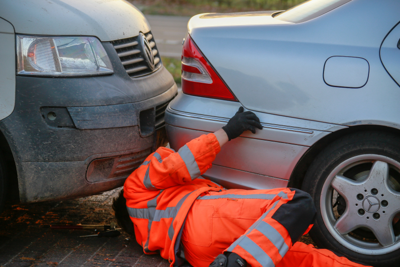 Voertuigen aan elkaar vast na ongeval