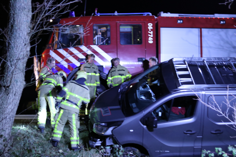 Bestuurder van bestelbus ramt politieauto en raakt van de weg