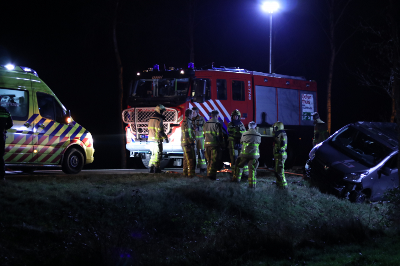 Bestuurder van bestelbus ramt politieauto en raakt van de weg