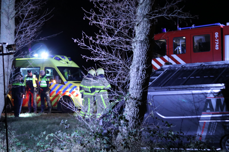 Bestuurder van bestelbus ramt politieauto en raakt van de weg