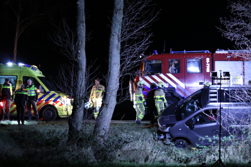 Bestuurder van bestelbus ramt politieauto en raakt van de weg