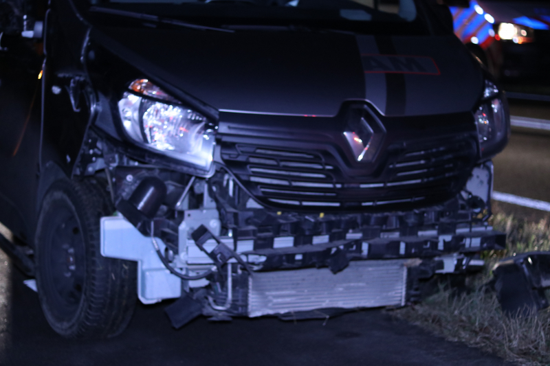 Bestuurder van bestelbus ramt politieauto en raakt van de weg