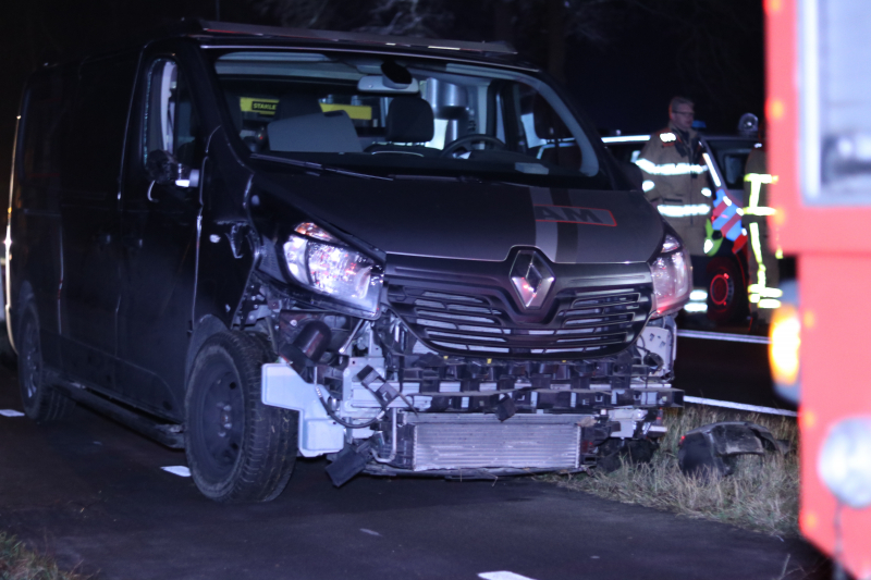 Bestuurder van bestelbus ramt politieauto en raakt van de weg