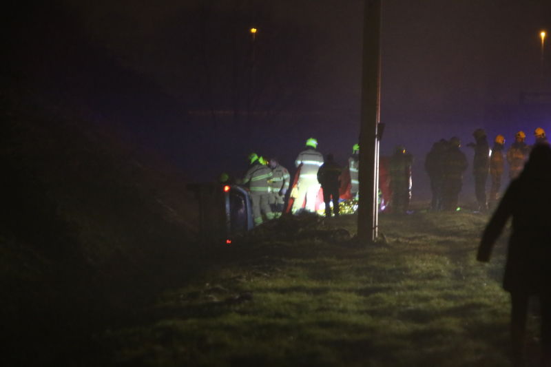 Auto raakt van de snelweg