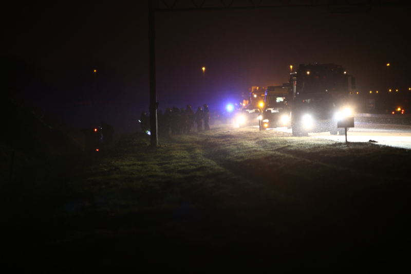 Auto raakt van de snelweg