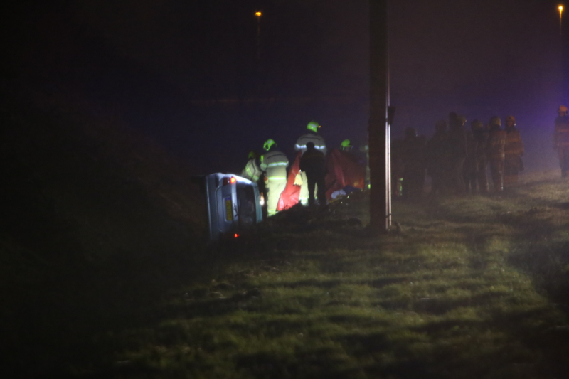 Auto raakt van de snelweg
