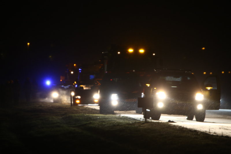 Auto raakt van de snelweg