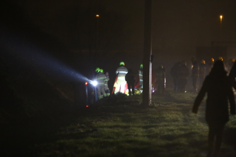 Auto raakt van de snelweg