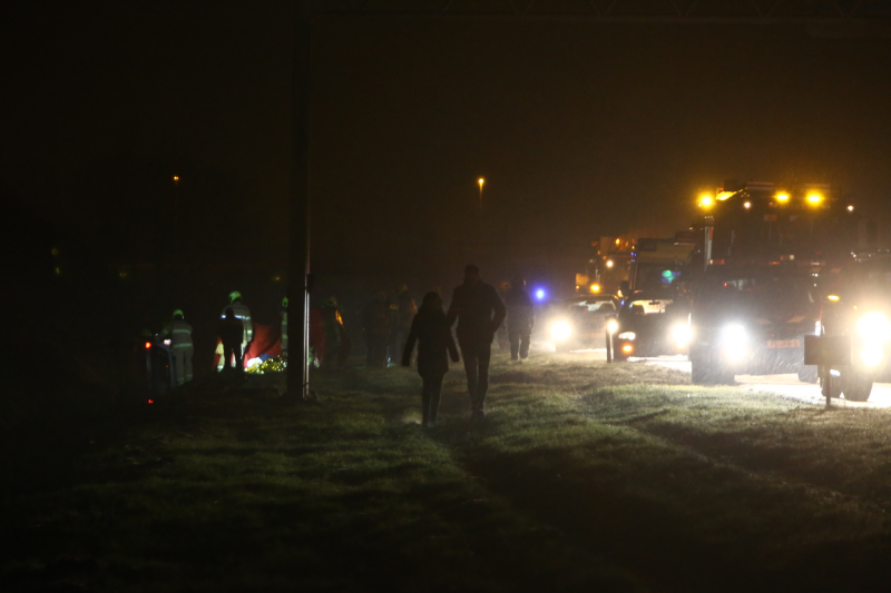 Auto raakt van de snelweg