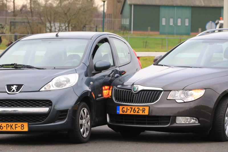 Auto's botsen op elkaar op rotonde