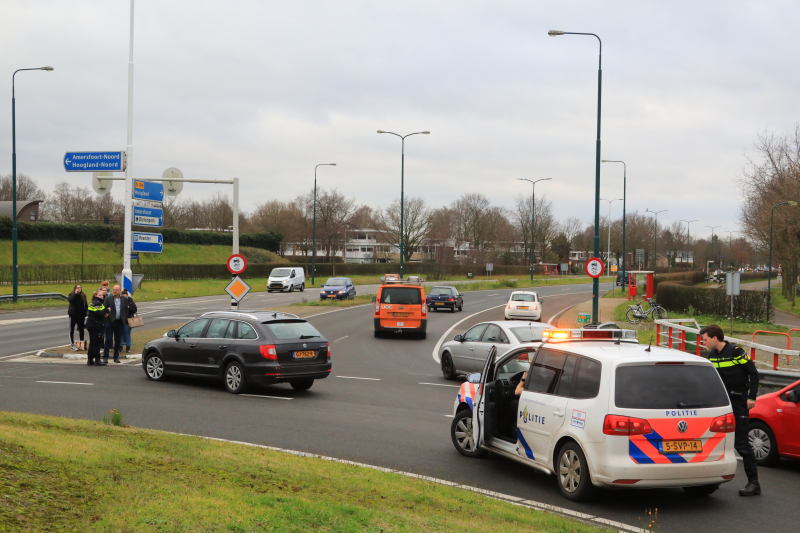 Auto's botsen op elkaar op rotonde
