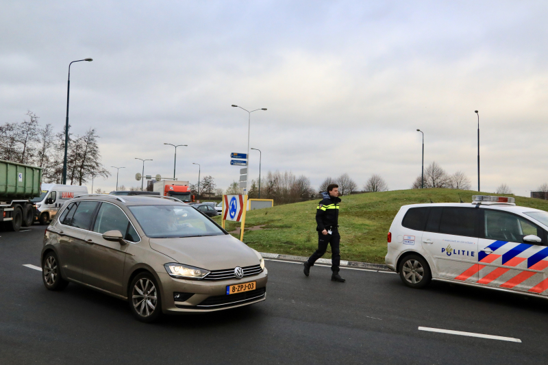 Auto's botsen op elkaar op rotonde