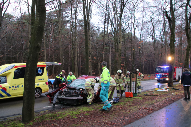 Auto raakt van de weg en botst frontaal op boom