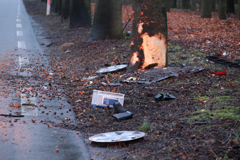 Auto raakt van de weg en botst frontaal op boom