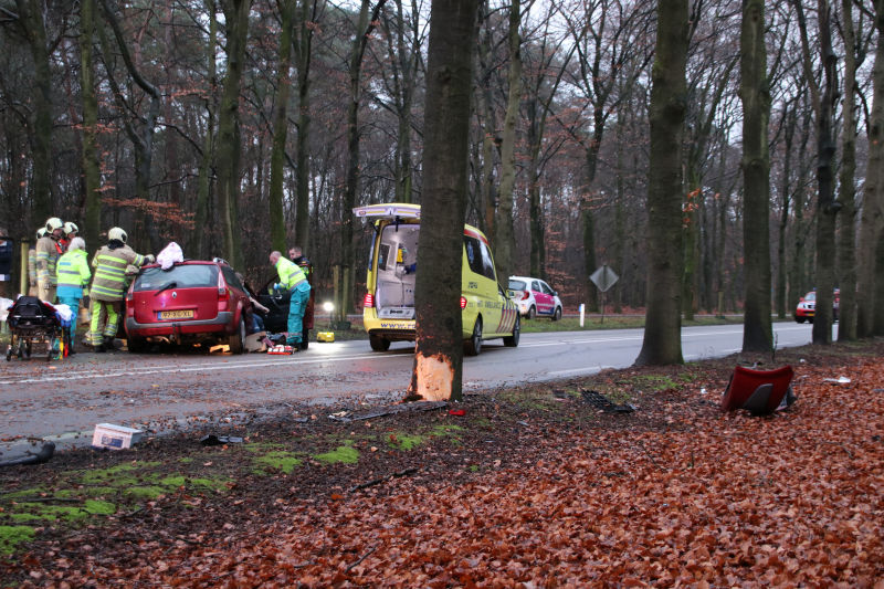 Auto raakt van de weg en botst frontaal op boom