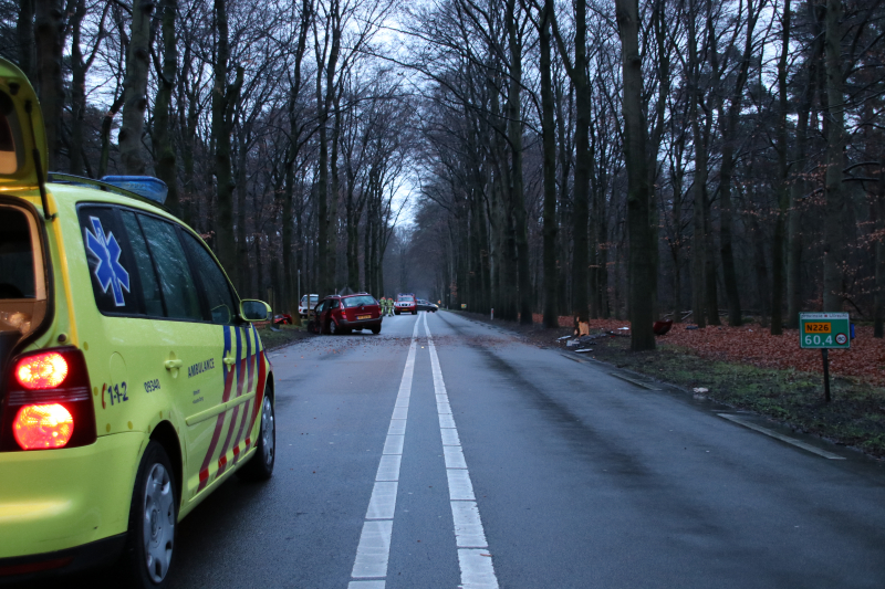 Auto raakt van de weg en botst frontaal op boom