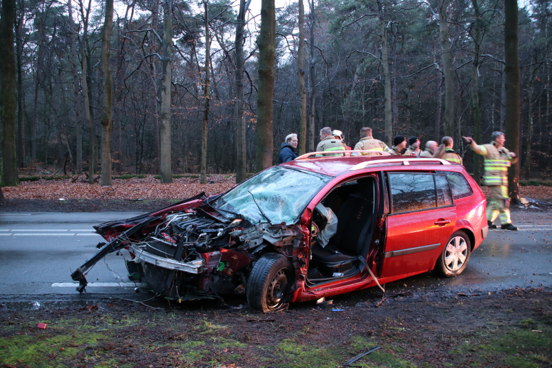 Auto raakt van de weg en botst frontaal op boom