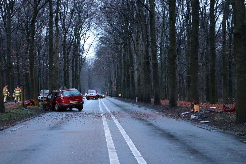 Auto raakt van de weg en botst frontaal op boom