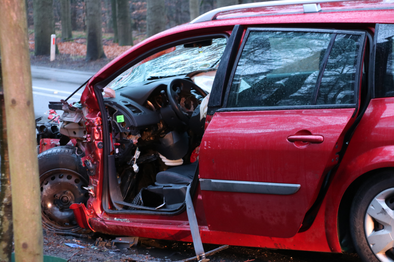 Auto raakt van de weg en botst frontaal op boom