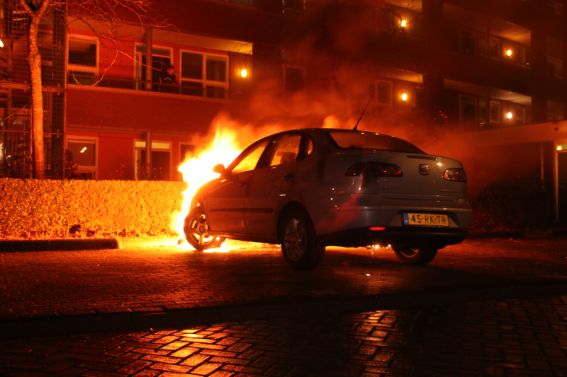 Auto in brand gestoken
