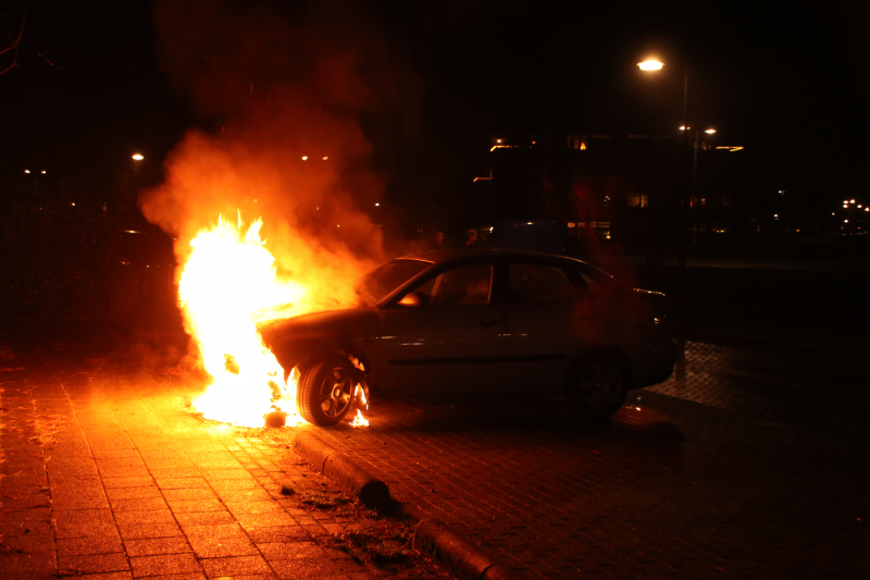 Auto in brand gestoken