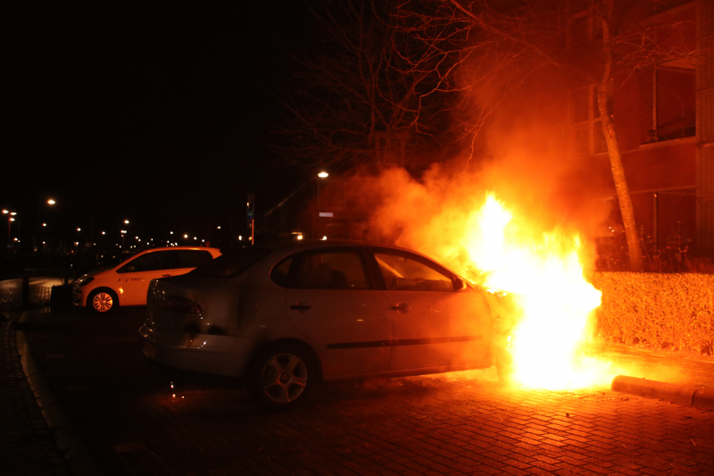 Auto in brand gestoken
