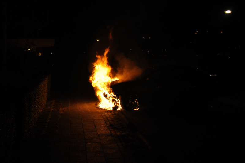 Auto in brand gestoken