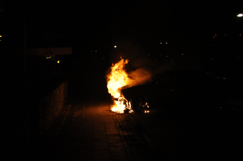 Auto in brand gestoken