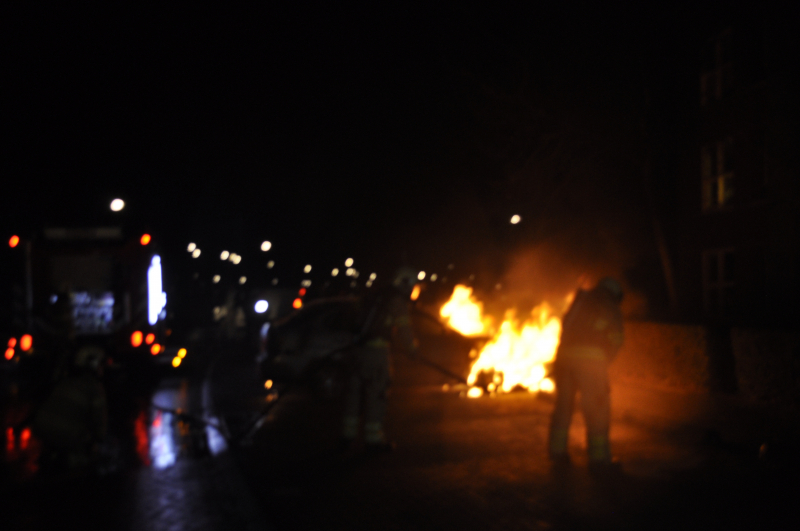 Auto in brand gestoken