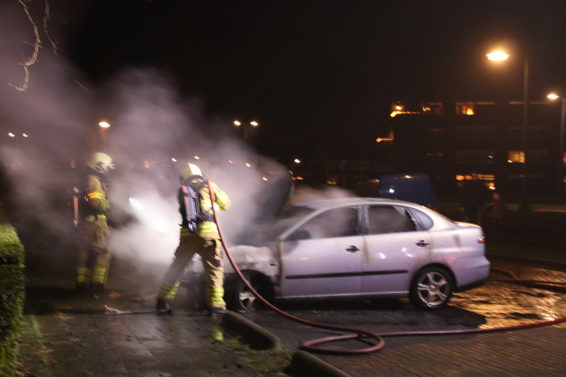 Auto in brand gestoken