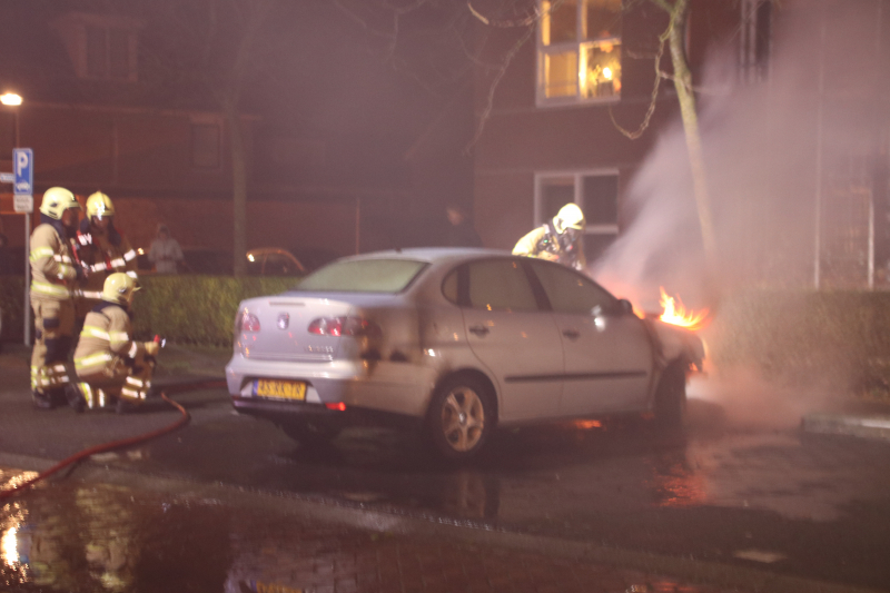 Auto in brand gestoken