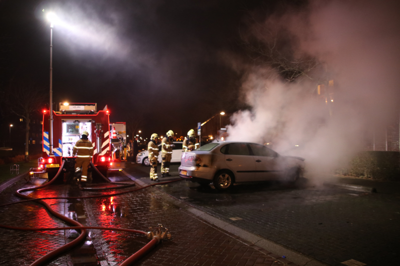 Auto in brand gestoken