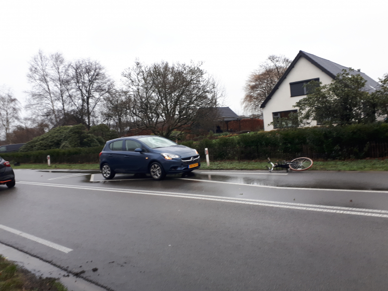 Overstekende fietsster geschept door auto